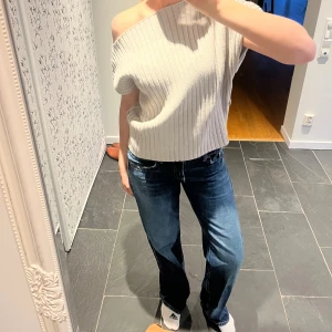 ZARA JEANS💙 - Så snygga jeans från zara, rak i modell och lång, är 175!! Aldrig använda endast provade. Säljer då de ej kommer till användning💗😊