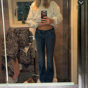 Blå bootcut jeans med låg midja - Säljer ett par blå jeans med bootcut-modell och låg midja. Jeansen är använda fåtal gånger och är i superfint skick. Säljer de då jag inte har användning för de längre. Pris går att diskutera 🥰 jeansen är i längd 32