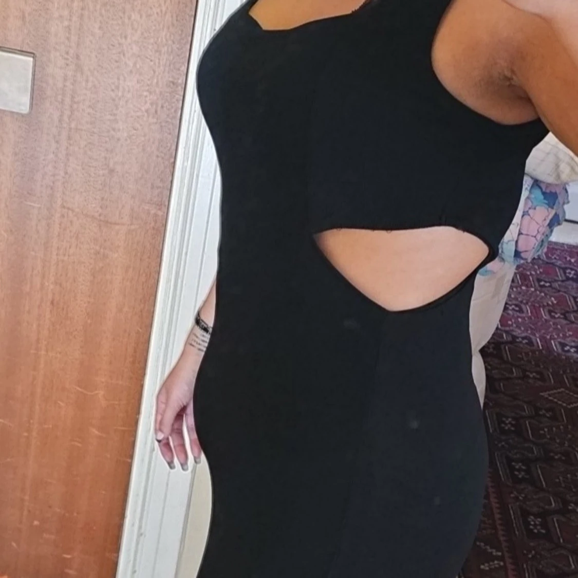 Svart midiklänning med cutouts - 2