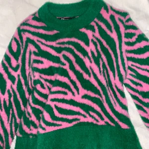 Zebra stickad tröja❤️❤️ - Såå fin och unik stickad tröja med zebra tryck❤️ den är så fluffig och mysig, perfekt till kalla kvällar. Inga defekter. Kp om fler bilder❤️❤️❤️ strl s