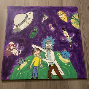 Tavla - Denna bild föreställer en handmålad tavla med motiv från TV-serien Rick and Morty. Flera karaktärer och element från serien syns mot en lila bakgrund. Tavlan är färgglad och unik, perfekt för fans av serien. Inga synliga defekter eller skador på målningen.