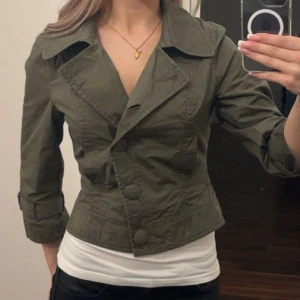 Olivgrön kort kappa - Supersnygg figursydd kappa med dekorativa knappar och trekvartsärmar, skriv vid frågor☺️💗