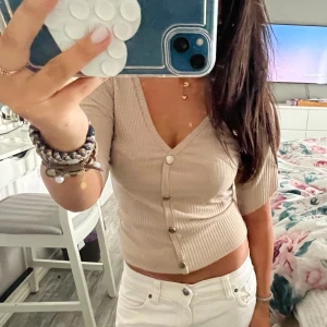 Beige tröja  - säljer denna beiga topp med knappar (knapparna går ej att öppna) står ej storlek men den passar mig som har XS/S🥰(ärmarna är klippta kolla bild 5)