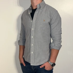 Ralph Lauren skjorta slim fit  - Ralph Lauren skjorta | skick 9/10 | Storlek M | Pris - 429kr | Modellen är ca 178cm lång | Hör av dig vid minsta fråga eller fundering!!