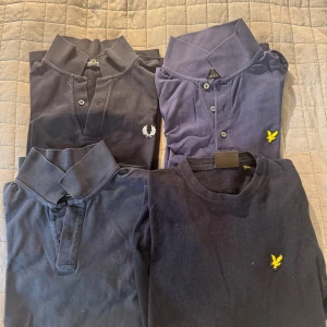 Mörkblå pikéer Fred Perry Lyle & Scott Scotch n Soda -  mörkblå pikétröjor  från Fred Perry, Scotch n Soda, Lyle & Scott. En långärmad finstickad tröja Lyle & Scott. Allt i stl S. 