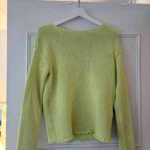 Stickad tröja - Säljer denna jättesöta stickade tröjan som är perfekt nu till hösten. 