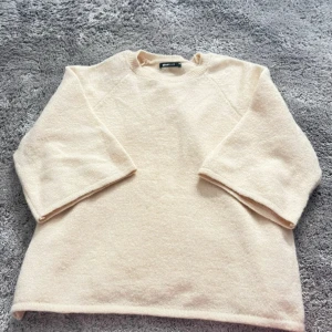 stickad tröja  - Söt stickad tröja med trekvärtsarm. mycket bra skick💞💞