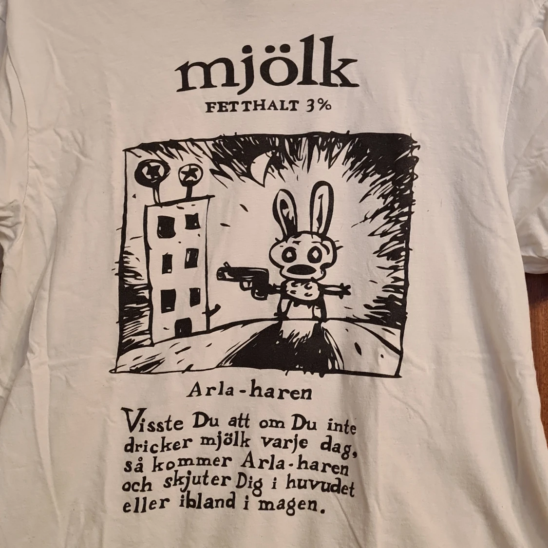 Vit t-shirt med Arla-haren tryck - 1