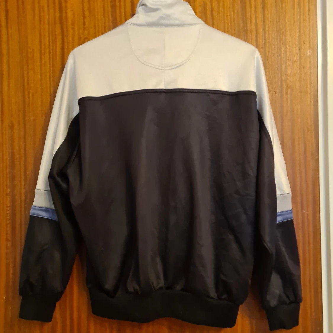 Svart och vit trackjacket från Asics - 1