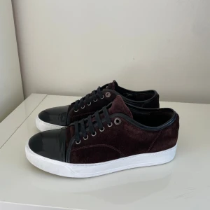 Vinröda lanvin cap toe  - Säljer nu dessa Vinröda lanvin cap toe som är i super bra skick där sulan är tillfixad för att dem ska se extra fräscha ut, uk 5 som motsvarar 39-40, skriv för fler bilder/frågor🙌🏼