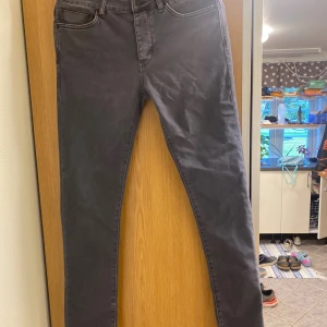 Svarta slim jeans från Neuw, 29/32 - Snygga svarta slim fit jeans från Neuw i modellen Lou Slim. Klassisk femficksdesign, raka ben och diskreta sömmar. Jeansen är tillverkade i ett mjukt bomullsmaterial med lite stretch för extra komfort. Perfekta för en stilren och modern look.