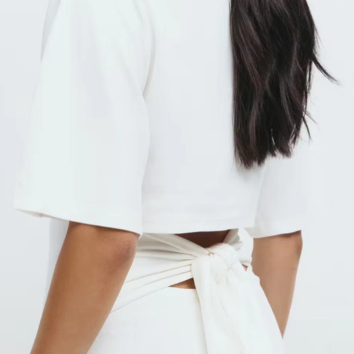 Vit kort omlottklänning med knyt - 2