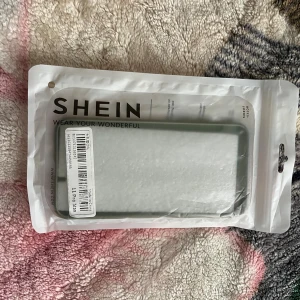 Olivgrönt iPhone 11 Pro Max Skal - Helt nytt skal från SHEIN för iPhone 11 Pro Max. Kommer i originalförpackning, aldrig använt. Stilren design med skyddande kanter och exakta utskärningar för knappar och portar. Perfekt för att skydda din mobil mot repor och stötar. Vid frågor hör av dig!