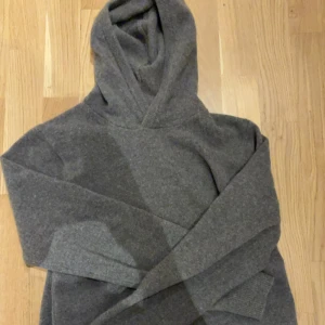 Grå hoodie i merinoull från Vailent - Mysig grå hoodie från Vailent i mjuk merinoull. Tröjan har huva och långa ärmar, perfekt för kyliga dagar. Enkel och stilren design som passar till det mesta. Superskön och varm, ett måste i garderoben! Passar S 🤩