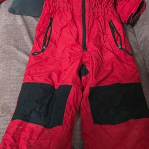 Röd överall  - Jätte bra kvalitet och bra inför vinter o kalla väder 