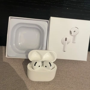 AirPods 4 - Säljer ett par Apple AirPods 3 i mycket fint skick. Levereras med originalask och laddningsetui. Hörlurarna är rena och utan synliga repor eller skador. Perfekt trådlös ljudupplevelse med lång batteritid och enkel anslutning till Apple-enheter.