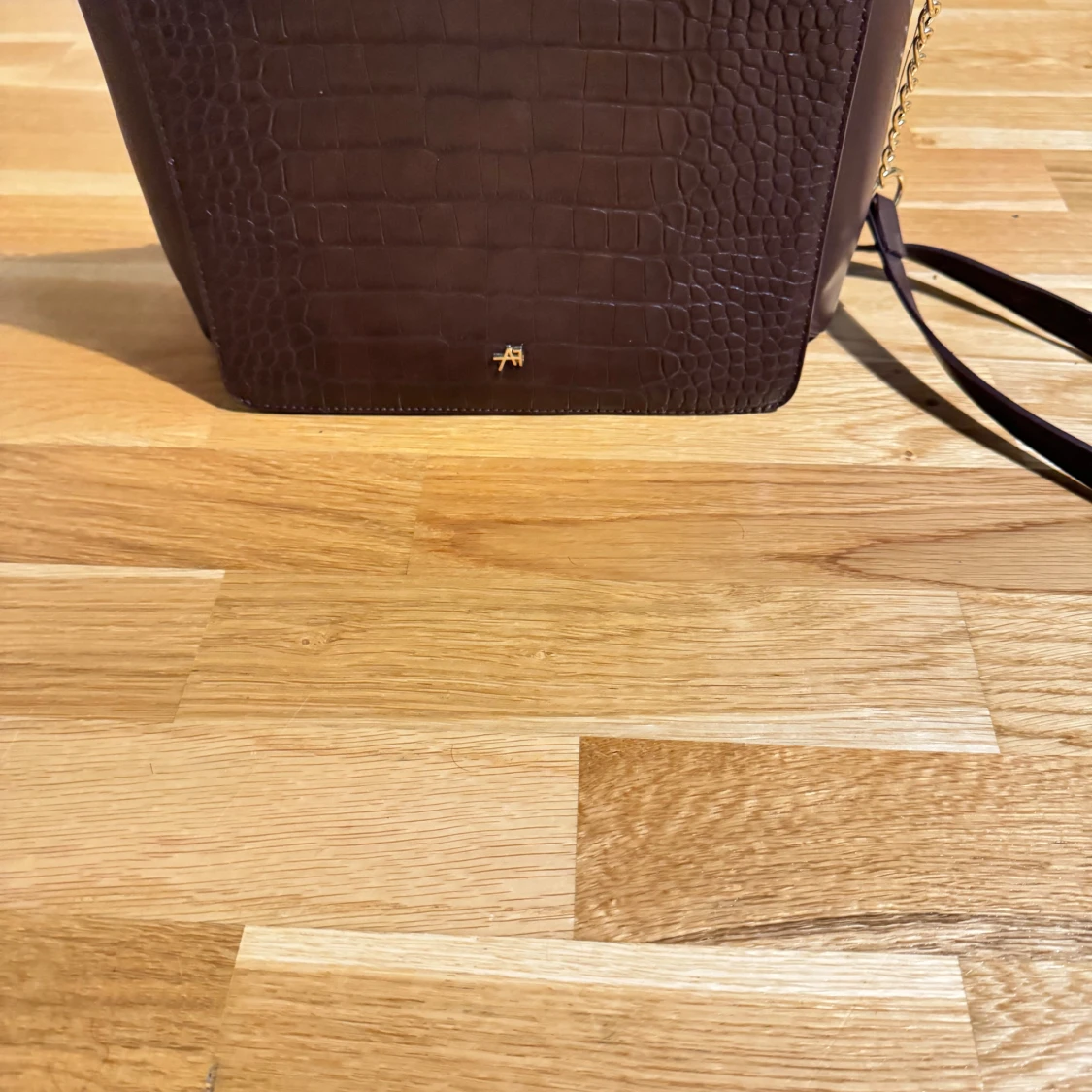 Brun axelväska i croco-mönstrat skinn - 2