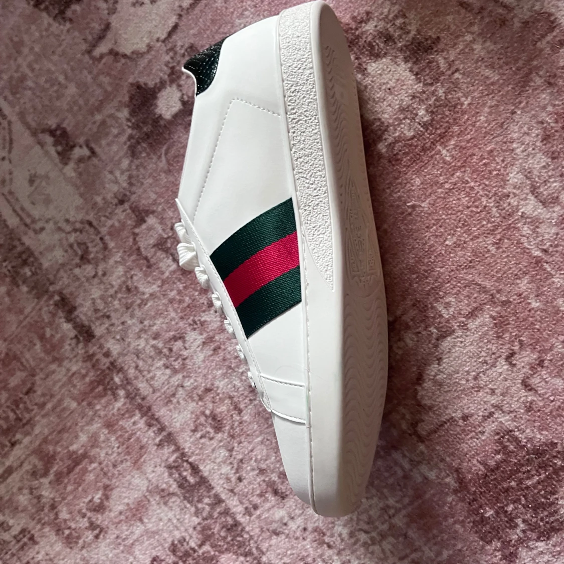 Gucci vita sneakers med bi-detalj - 1