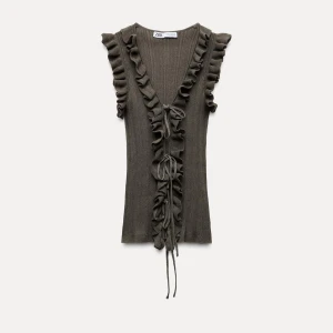 Olivgrön volangtopp från Zara - Supersnygg olivgrön ribbad topp från Zara med volangdetaljer. Använd endast 1 gång så den är i nytt skick.