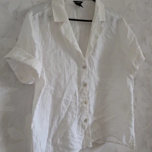 Vit linneskjorta från Lindex XS - Fräsch vit skjorta från Lindex i luftig linne, oanvänd!