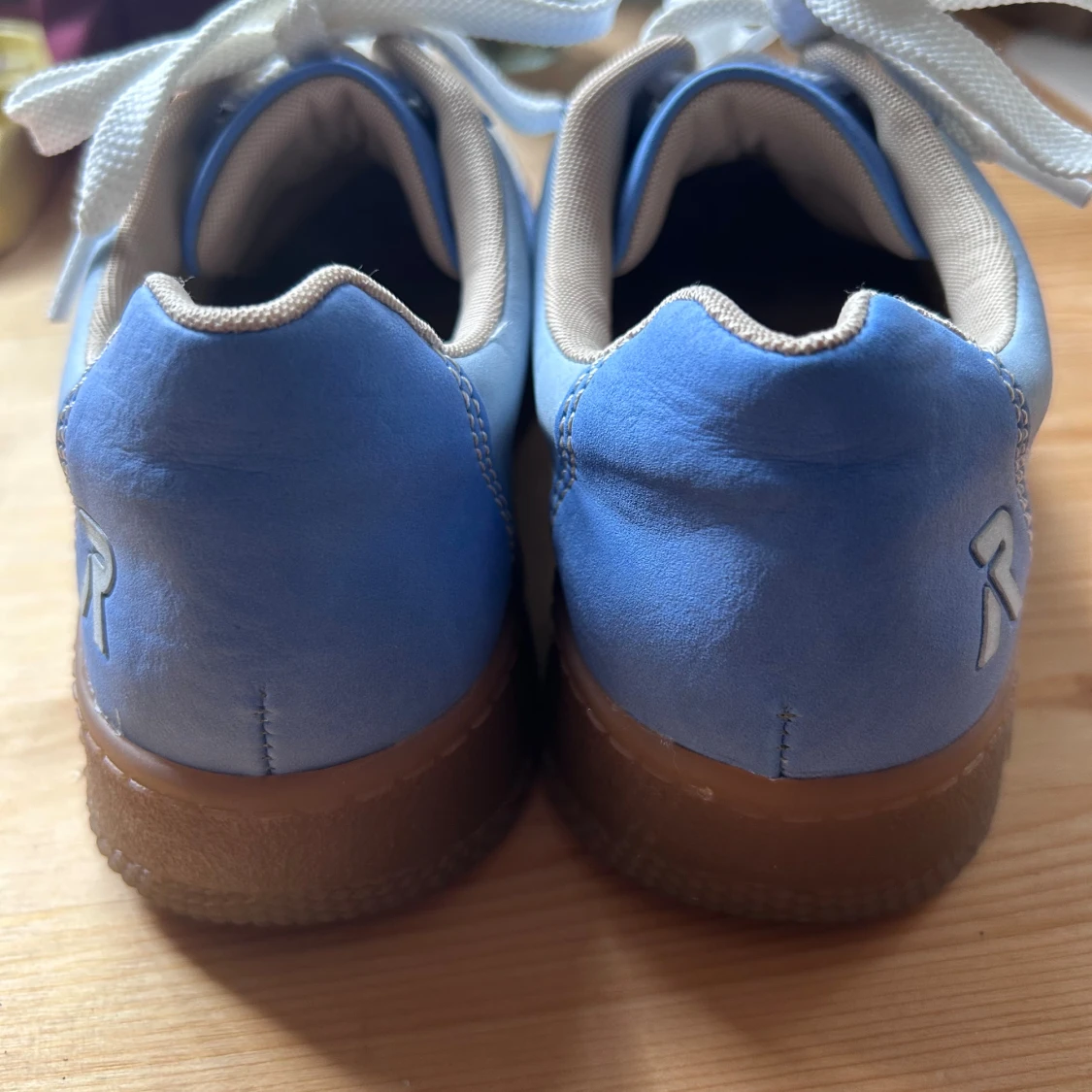 Blå sneakers från Rieker med röd detalj - 3