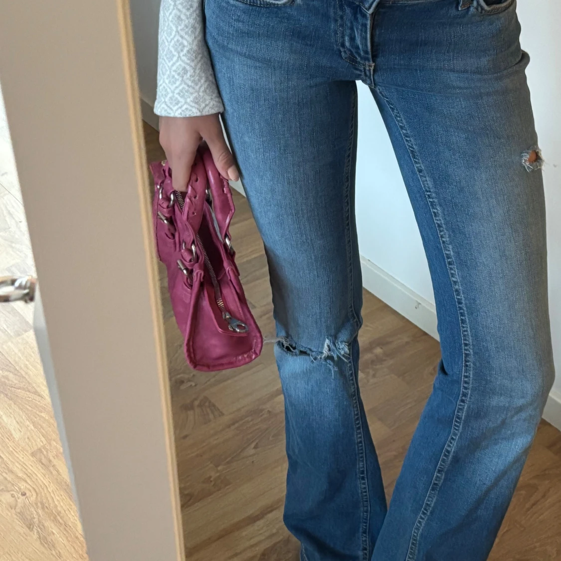 Mörkrosa handväska med detaljer