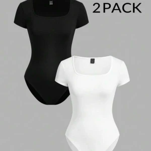 2-pack svarta och vita bodysuits - Säljer ett 2-pack med stilrena bodysuits i svart och vitt. Båda har kort ärm, fyrkantig urringning och figurnära passform. Perfekta att styla med jeans eller kjol för en clean look. Tillverkade i mjukt och stretchigt material för maximal komfort. Den är xs petite