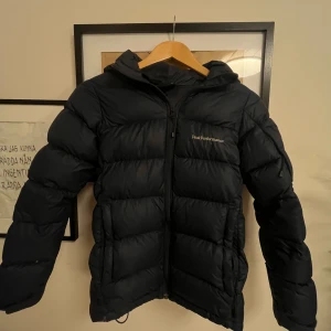 Peak Performance jacka - Jättesnygg marinblå jacka som funkar toppen till både hösten och vintern!💗 Den har några skavanker/små hål längst ner som man kan se på bild 3. Men det är inget man tänker på när man har på sig den!