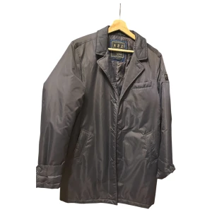 Mörkblå rock från Morris - Skick 10/10, äldre modell så den säljs inte längre, alla extra knappar är kvar inuti orginalpåsen inanpå jackan,  Jackan är sparsamt använd( max 4 gånger)  Ny pris när jag köpte den låg på 5700 Mitt pris 2500💪( diskuterbart🙌)