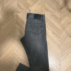 Grå slim jeans Jack & Jones Glenn - Mörk gråa jeans från Jack & Jones, modell Glenn med slim fit. 170-175cm                                               Dm för frågor