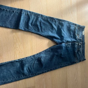 Levi's 501 blå jeans - Säljer min brorsas klassiska Levi’s 501 jeans. Mörkblå med raka ben. W31 L34