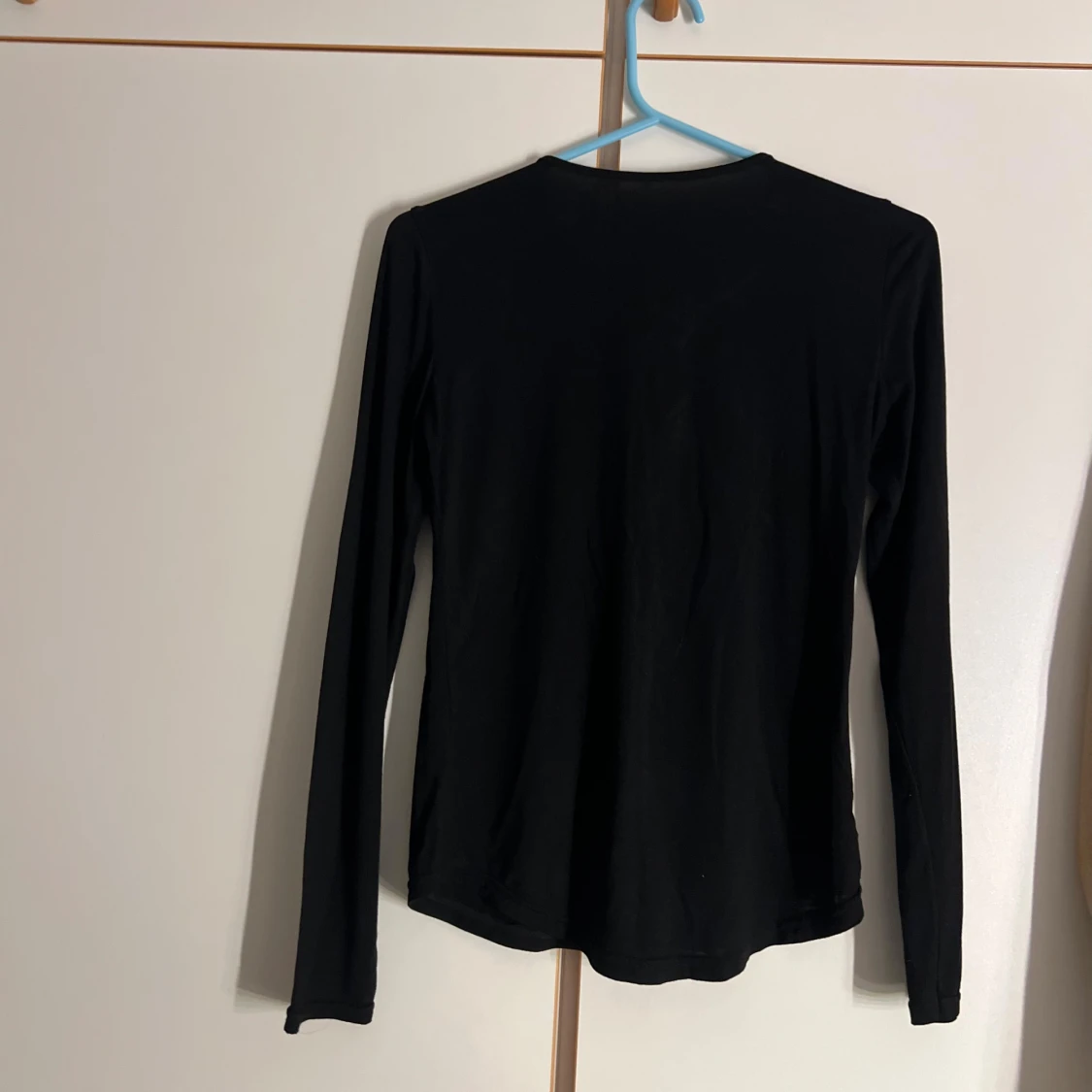 Svart långärmad topp med snörning - 2