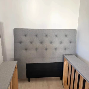 Miami Night Sänggavel 180 cm - Säljer denna jättefina sänggavel. Behöver bli av med pågrund av flytt. Nypris 4995kr