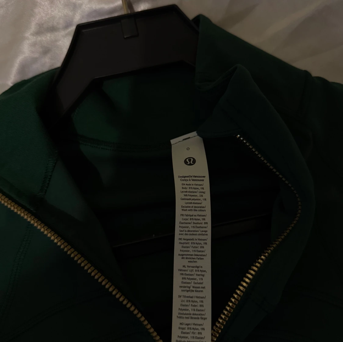 Grön/ gold zipper  define nulu full length jacket från Lululemon  - 1