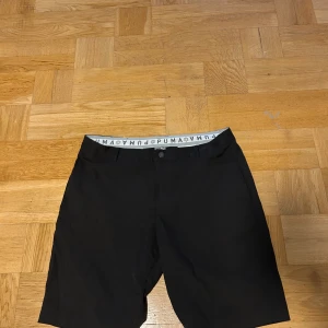 Svarta golf shorts Puma - Säljer ett pass svarta golf shorts från Puma, storlek 38 i midjan. Nästintill helt oanvända, så väldigt bra skick. Bara att fråga vid fundering om shortsen eller priset!!