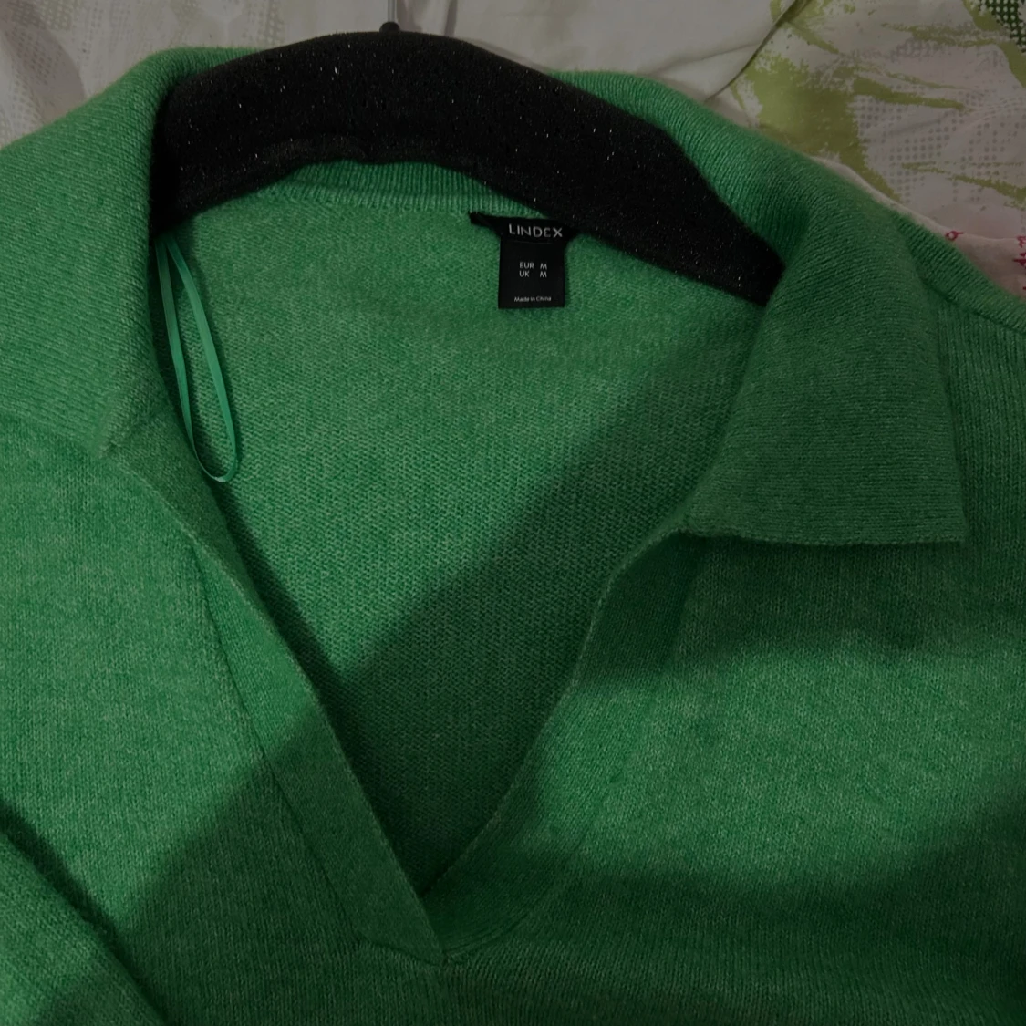 Grön stickad tröja med krage från Lindex - 1