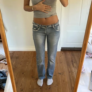 Lågmidjade vintage jeans  - Midjemått( rätt över): 38cm  Inerbenslängd: 79cm   Köp dem via ”KÖP NU” eller Swish  Modellen är 170 cm, inga defekter 💕