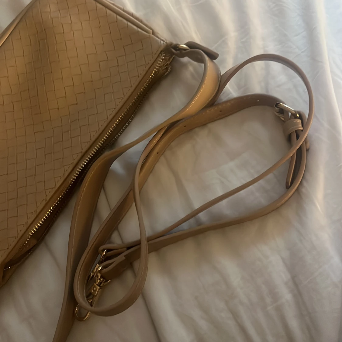 Beige axelväska i flätad skinnimitation - 2