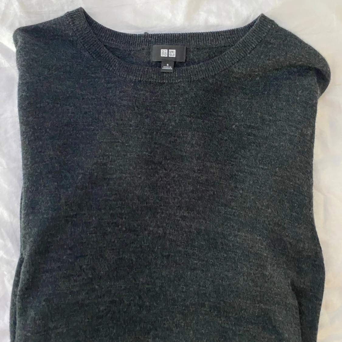 Mörkgrå stickad tröja från Uniqlo