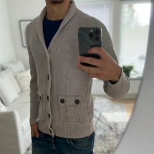 Stickad cardigan  - As fet stickad cardigan med perfekt passform, priser kan såklart diskuteras! 