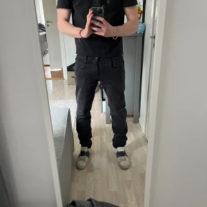 Svarta replay anbass  - Säljer ett par fin replay anbass stl 32/32 