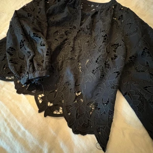 svart blus H&M - säljer min fina svarta blus från H&M, fint skick som är näst intill oanvänd. Inköpt för 400 men säljer min för 230. 