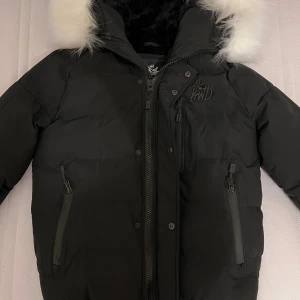 Kings Will Dream vinterjacka - Snygg och skön vinterjacka från Kings Will Dream i storleken XS. Jackan håller dig varm även på de kallaste dagarna. Pälsen runt huvudet kan man ta bort om man vill. Knappt använd, köpt på Zalando för 1245kr.
