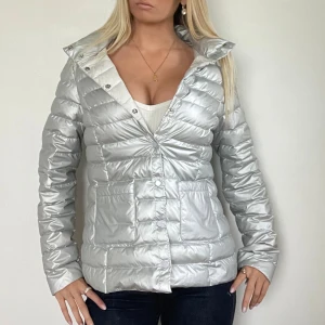 Silvrig Herno liknande jacka  - FÖLJ FÖR LIKNANDE🍁 super snygg Herno liknande jacka i storlek L men liten i storleken och passar därför en M. Inga defekter, tryck köp nu! TK-0051