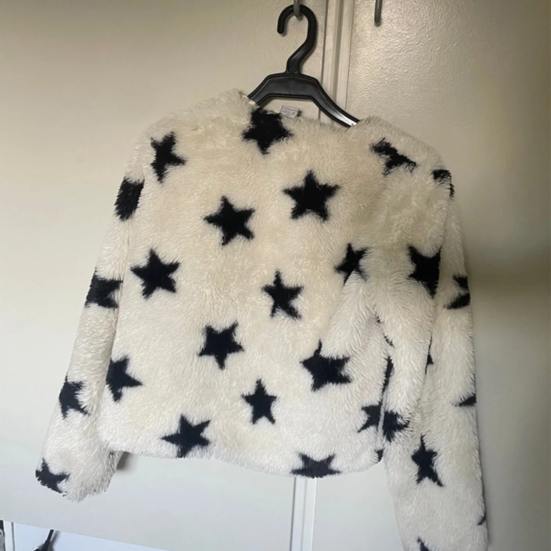 Vit teddyjacka med svarta stjärnor - 2