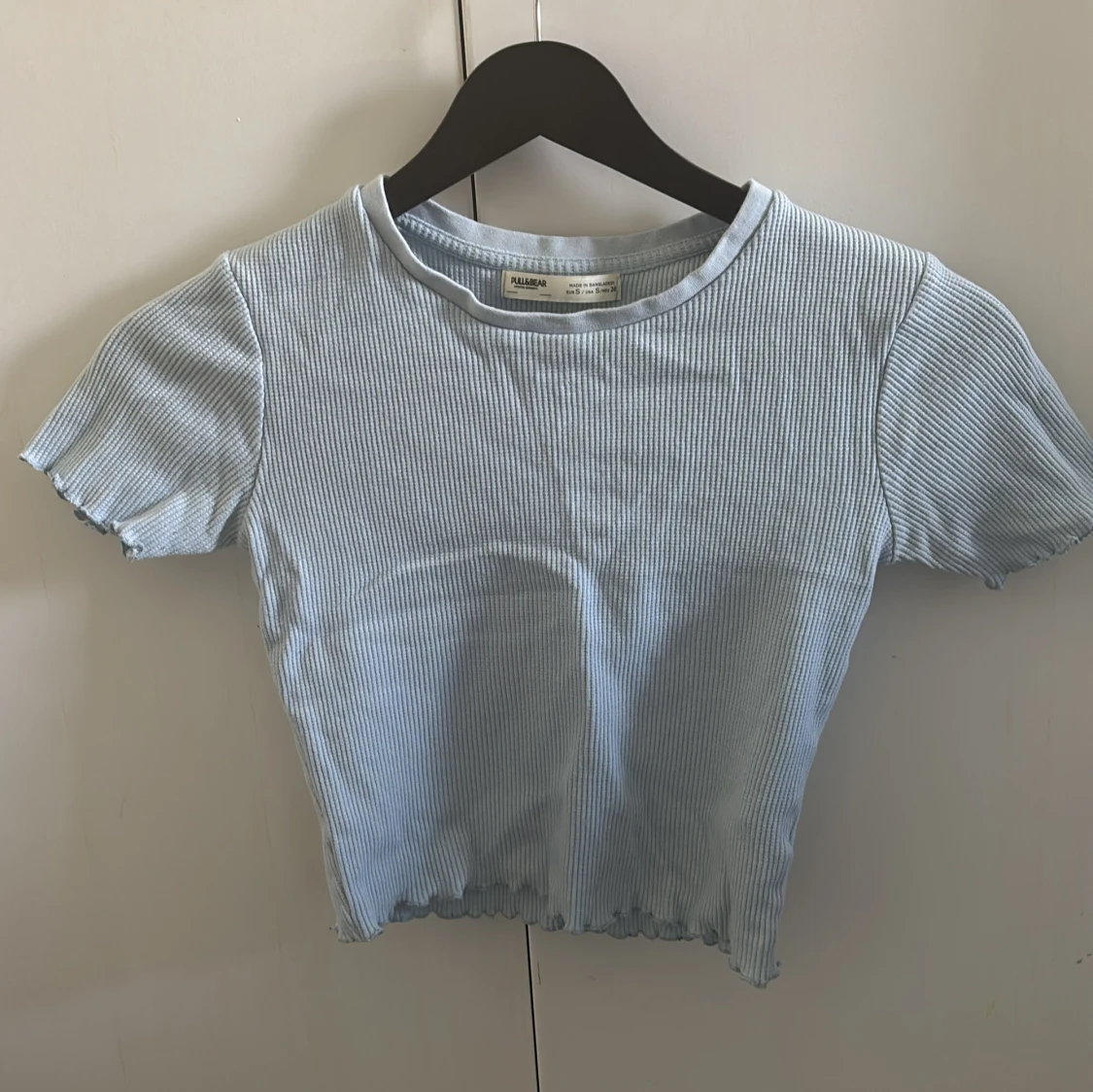 Ljusblå ribbad topp Pull&Bear