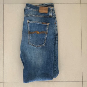 Nudie jeans - ett par riktigt snygga nudie jeans || strlk W34 L34 || model: Lean Dean || skick: 8/10 ( lagad slitning höger, hål i höger ficka ) || nypris: 1599kr || hör gärna av er vid intresse!