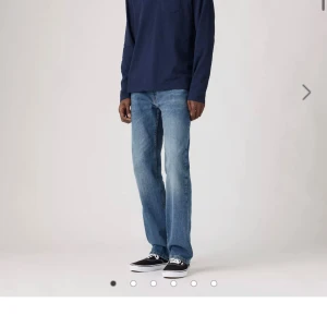 Levi's 527 Bootcut Jeans ljusblå - Säljer mina levi’s 527 bootcut jeans i storlek 30/32. Tycker de är jättesnygga men anledningen är att jag förstod att min vän hade samma men redan tagit av lappen. De är endast använda en dag och är i princip nya. Skriv för mer info!