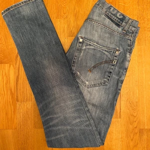 Blå Dondup jeans - Säljer ett par blåa Dondup jeans i storlek W30. Modellen är Sam och skicket är gott. Var inte rädd för några frågor.