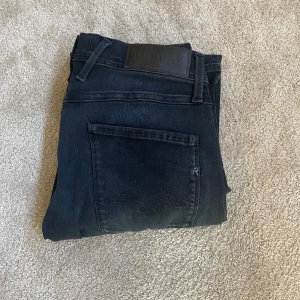 Mörkblå replay anbass  -  Stilrena mörkblå replay anbass i storlek w32! | nypris är runt 1600 men mitt pris är 650! | skicket är utmärkt och jeansen har inga tecken på användning! | skriv vid minsta fråga eller fundering